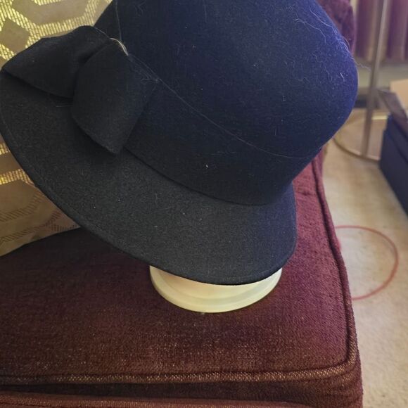 ELEGANT BLACK WOOL CLOCHE HAT